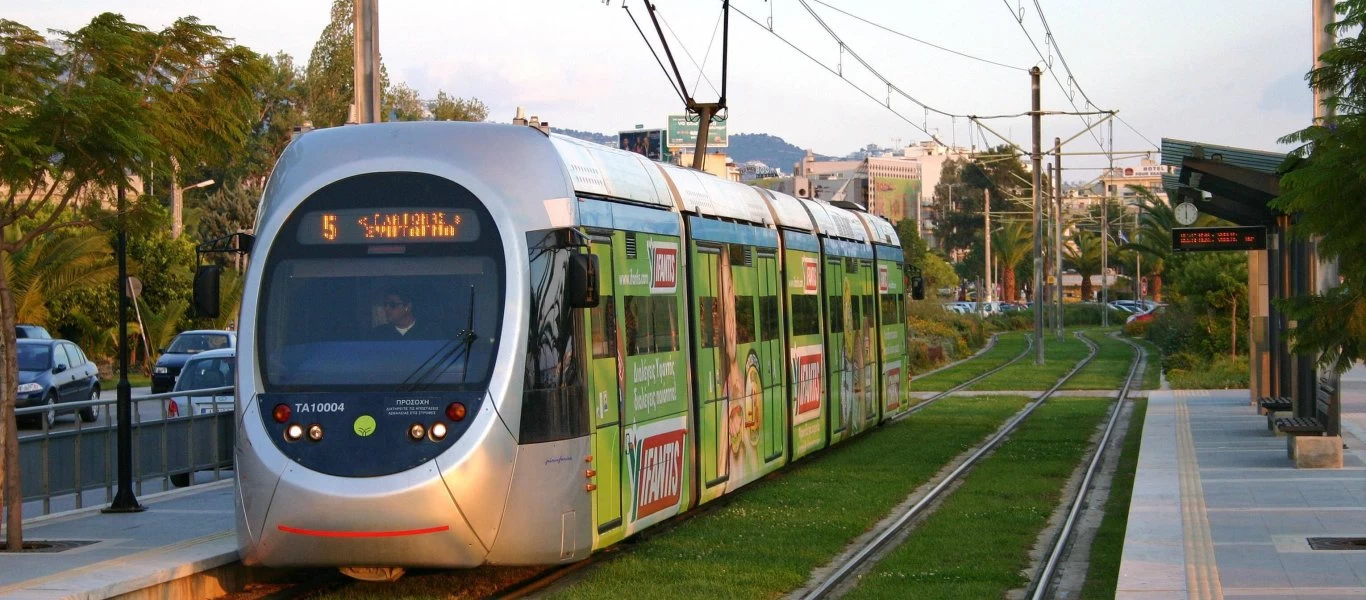 Τροχαίο στη Νέα Σμύρνη - Όχημα συγκρούστηκε με το Τραμ